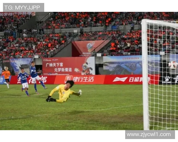 绿茵场上球星展开双臂迎风呐喊展现无畏激情瞬间